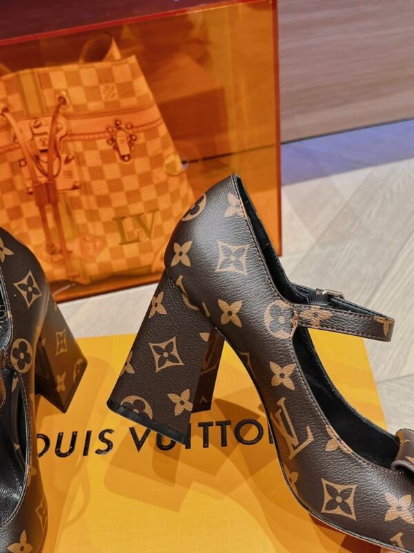 TL2556 LV 75.99$ BOX
