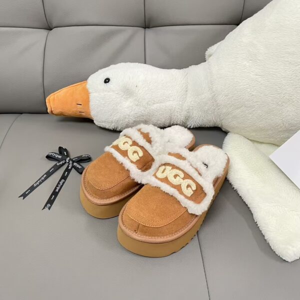 TL2552 UGG 49.99$ BOX