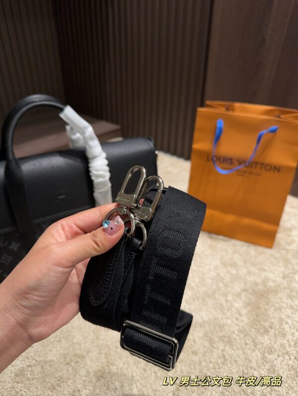 Jam5235 LV Bag 110$ - Image 3
