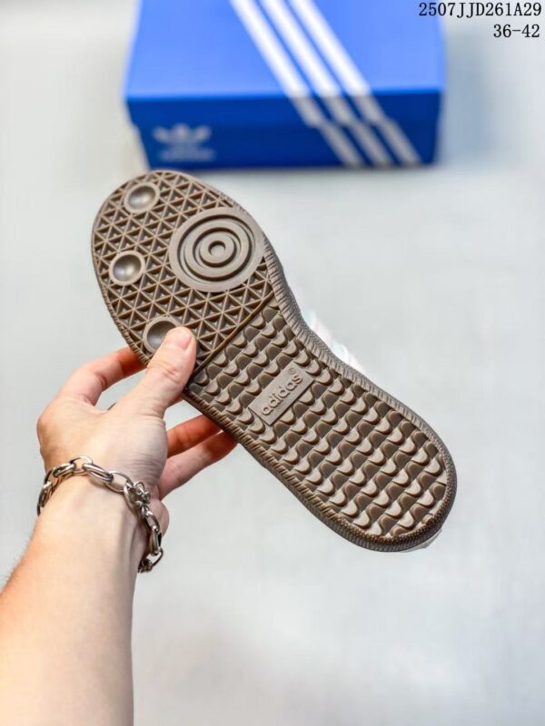Jam5472 ADIDAS 53.8$