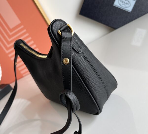 Jam5341  PRADA 68$