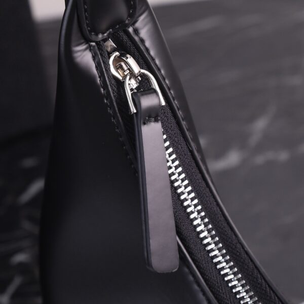Jam6203 PRADA 83$
