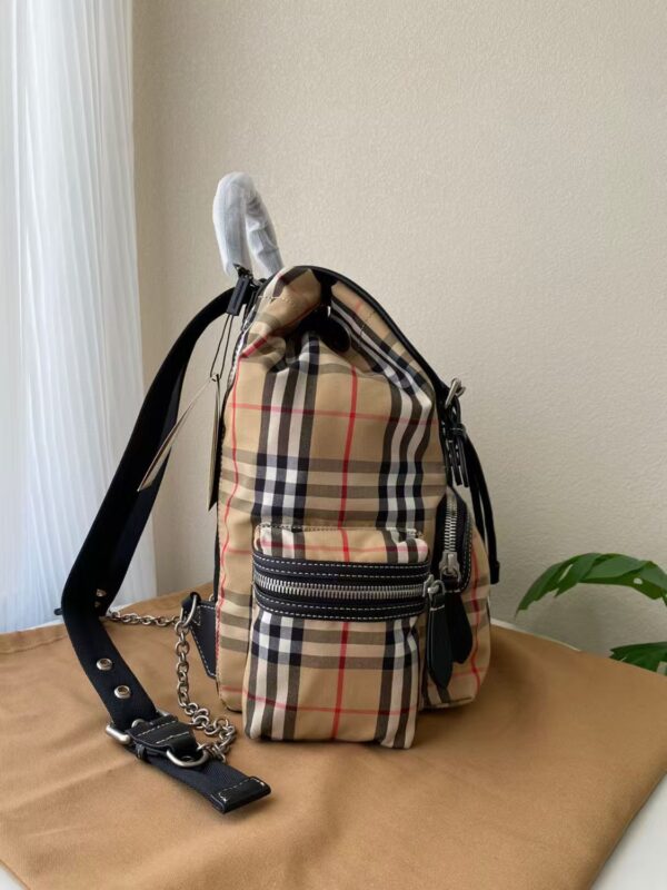 Z5779-79.99$ Burberry, size 33 * 22 * 14 - Image 9