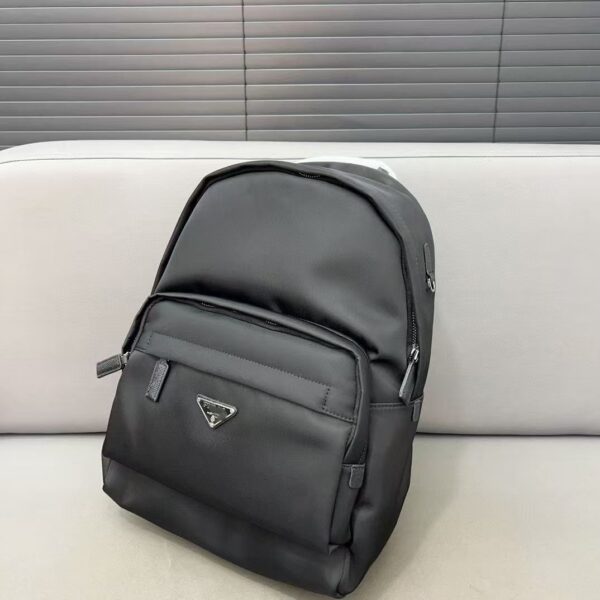 Z5765 65.99$ Prada Size 41*32 - Image 2