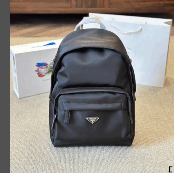 Z5765 65.99$ Prada Size 41*32 - Image 3