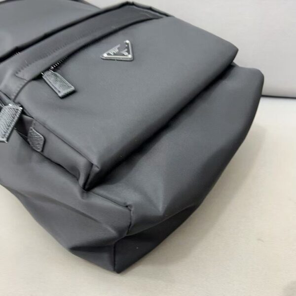 Z5765 65.99$ Prada Size 41*32 - Image 5