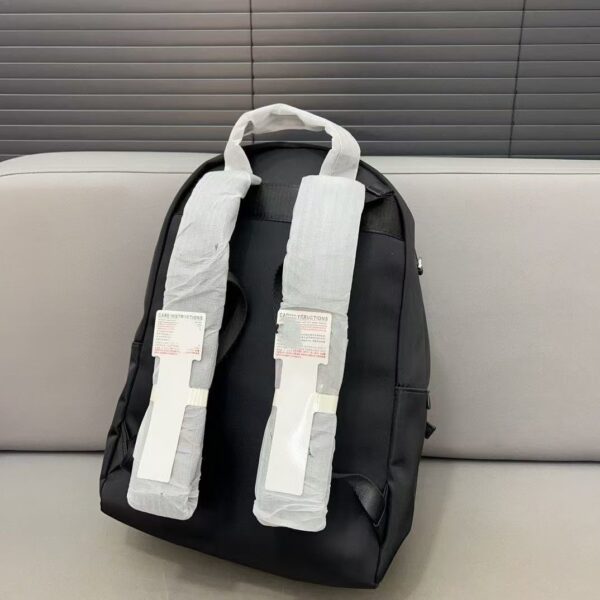 Z5765 65.99$ Prada Size 41*32 - Image 6