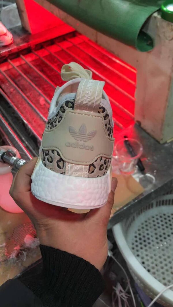 28.73$ Adidas leopard print CODE zhang-2665-R - Image 4
