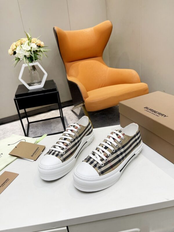 Burberry 47.66$ CODE 449-7202-R