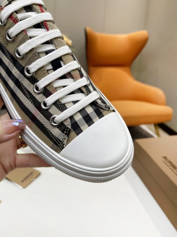 Burberry 47.66$ CODE 449-7202-R - Image 3