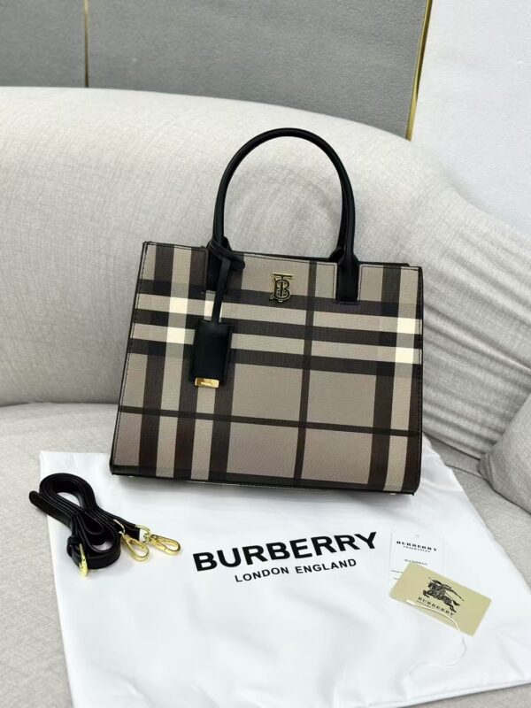 BURBERRY 42.99$ CODE 404-7266-R