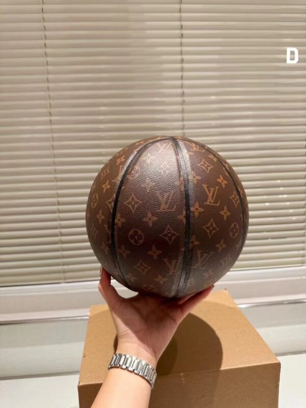 LV 56.37$ Code 472-6681-R - Image 2