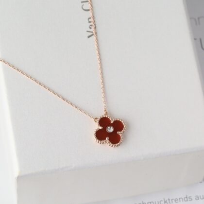 Jam7452 Van Cleef & Arpels necklace 38.99$