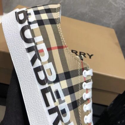 Jes2400 Burberry 385💰 56$